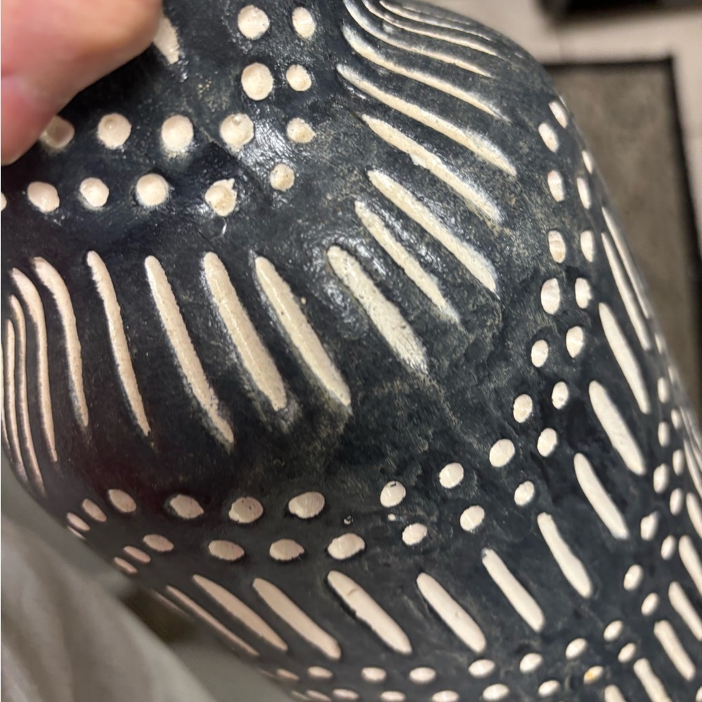 Textured ceramic vase - Picture 5 of 6